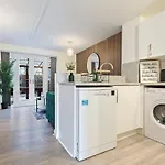 Luxury City Centre 5 Bed House With Free Parking- Sleeps 12