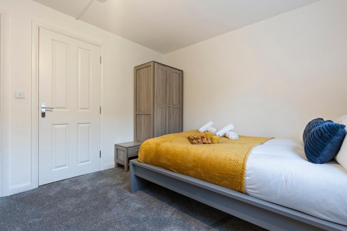 Apartment Luxury Centre 5 Bed House With Free Parking- Sleeps 12 *