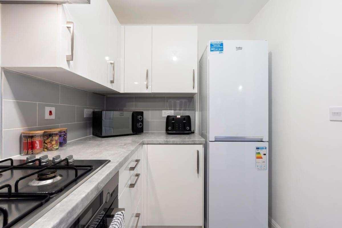Luxury Centre 5 Bed House With Free Parking- Sleeps 12 *