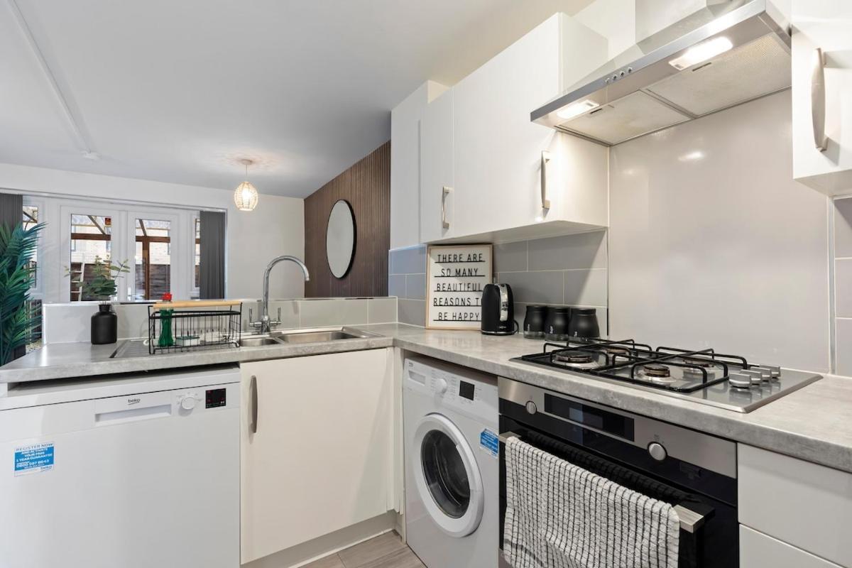 Luxury Centre 5 Bed House With Free Parking- Sleeps 12 *