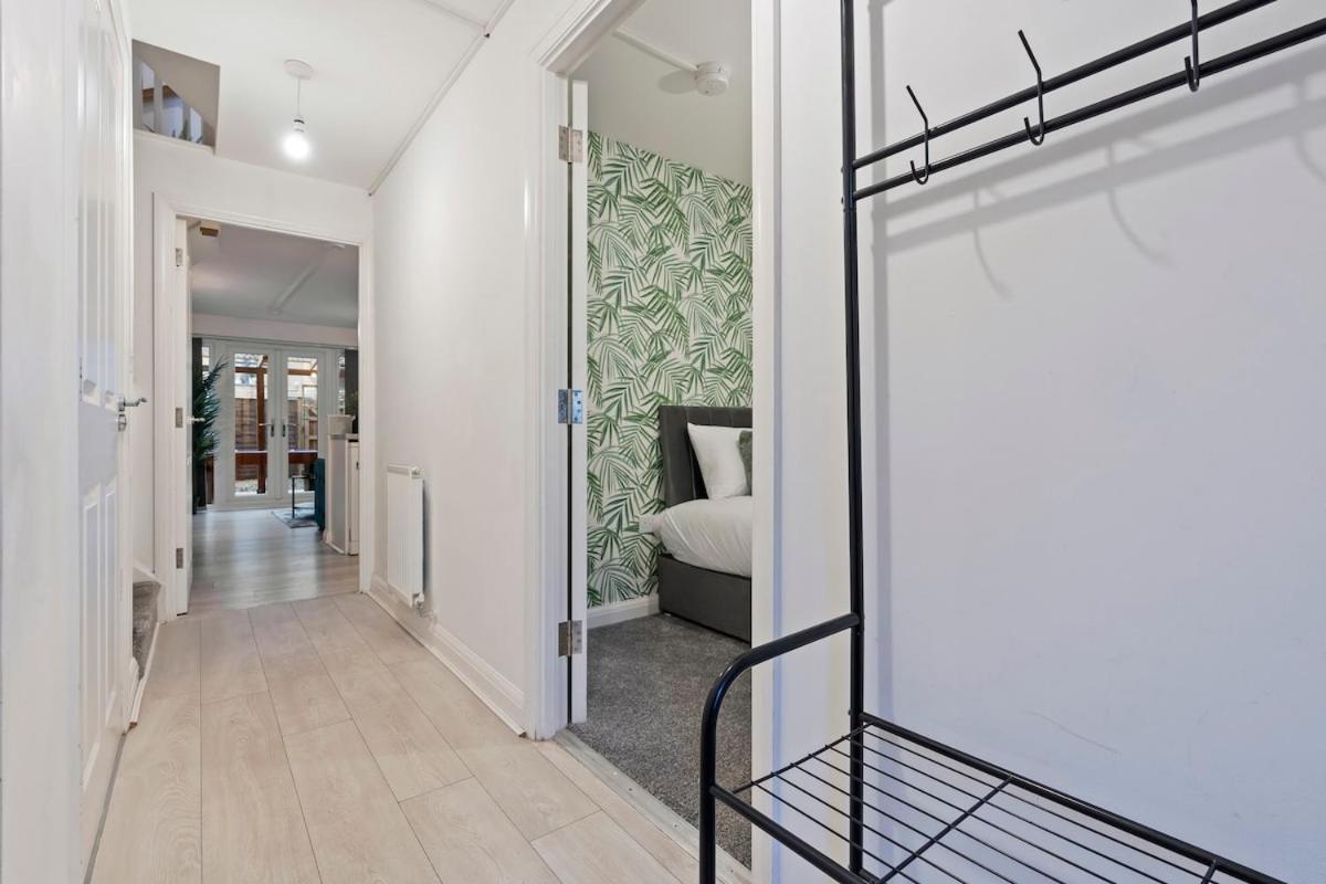 Luxury Centre 5 Bed House With Free Parking- Sleeps 12 Apartment