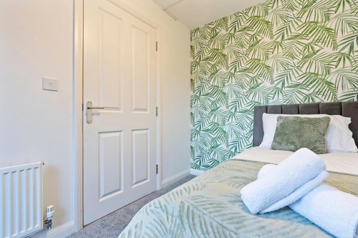 Luxury Centre 5 Bed House With Free Parking- Sleeps 12 *