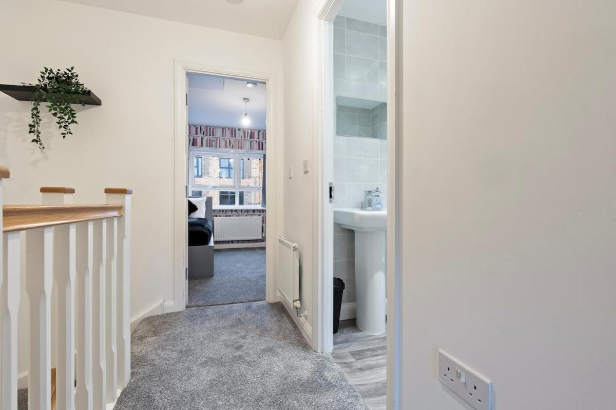 Luxury Centre 5 Bed House With Free Parking- Sleeps 12 *