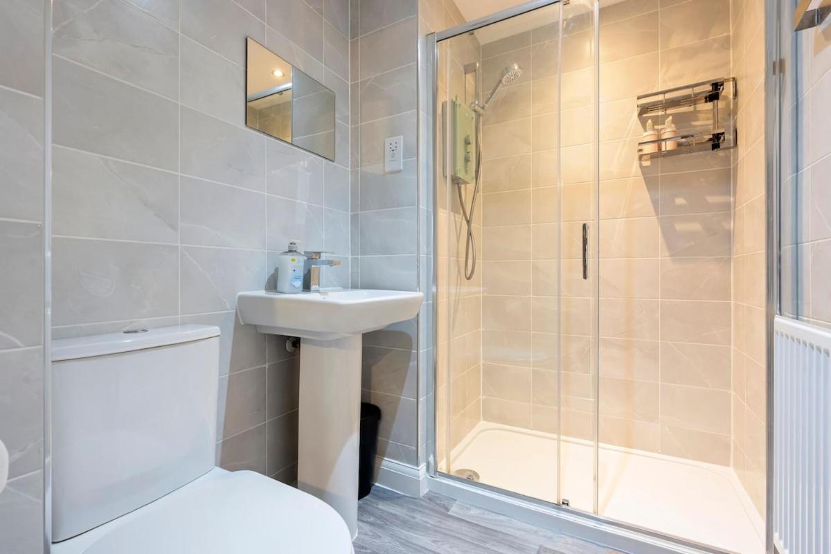 Luxury Centre 5 Bed House With Free Parking- Sleeps 12 Apartment *