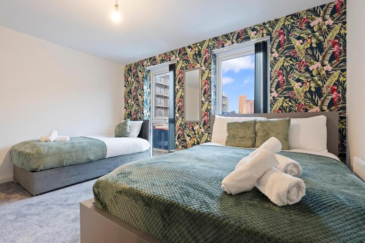 Luxury Centre 5 Bed House With Free Parking- Sleeps 12 *